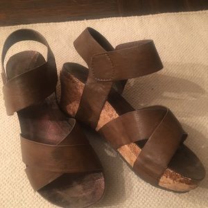 Brown Pierre Dumas wedge sandal size 6